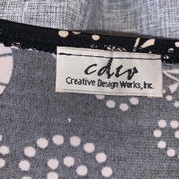 *WOMEN’S medium creative design works top - Picture 2 of 5